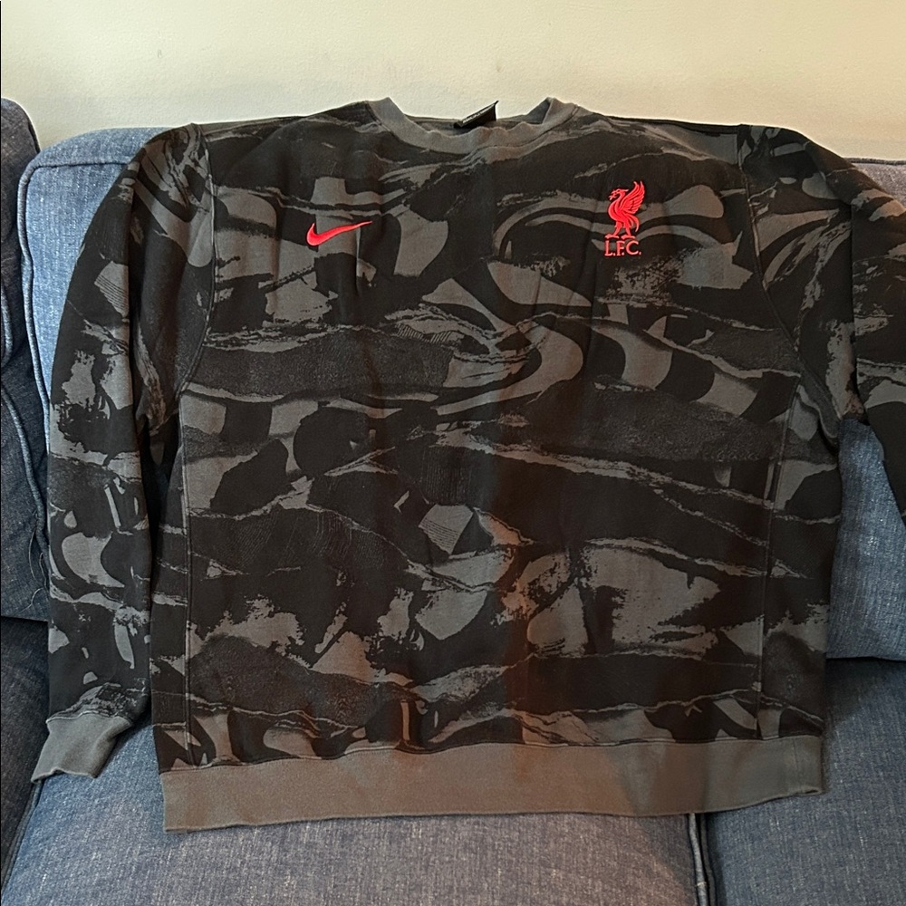 Nike Men's Black and Red Camouflage Crewneck Sweatshirt